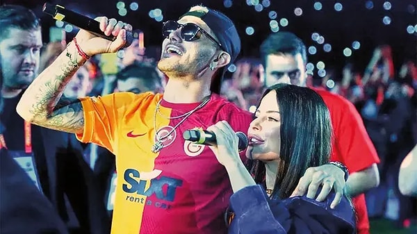 Galatasaray’ın süper golcüsü Mauro Icardi’nin sevgili Wanda Nara’dan ayrılması sonrasında golcü ile özdeşleşen “Aşkın Olayım” şarkısının sahibi Simge ile aşk iddiaları da gündeme gelmişti.