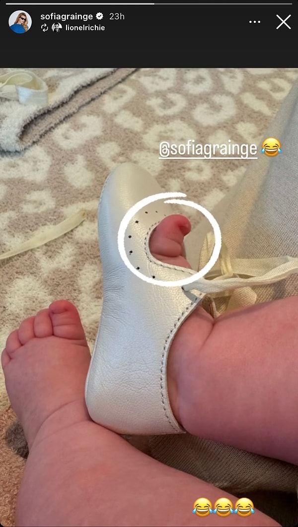 Sofia Richie'nin kızının tombul ayakları ayakkabıdan fışkırdı.