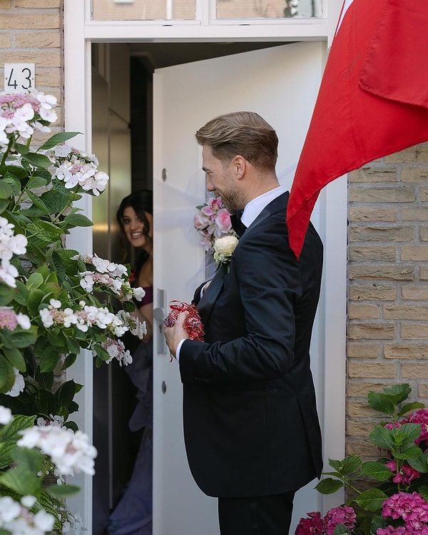 Türk adetlerinin buram buram yaşatıldığı bir düğün oldu gerçekten. Hollandalı damat bahşiş için kapıda bile bırakıldı.