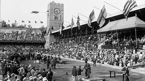 Aslında 1912 Stockholm Olimpiyatlarına kadar altın madalyalar neredeyse tamamen altından oluyordu.