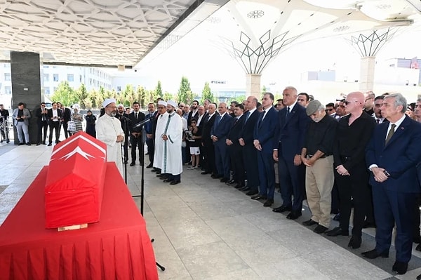 Kenan Işık'ın cenazesi Karşıyaka Mezarlığı'nda son yolculuğuna uğurlandı.