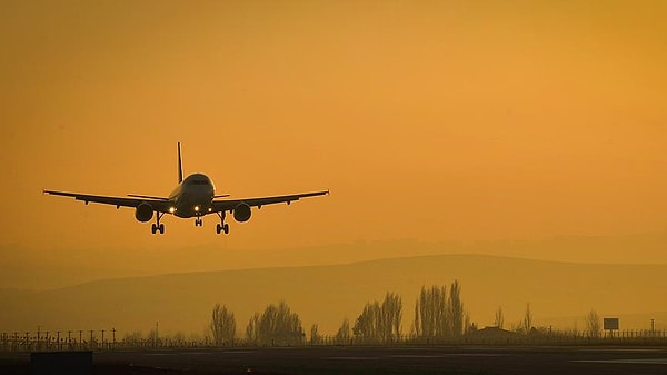 İç hatlarda uçak bilet için uygulanan tavan fiyatlara zam yapıldı.