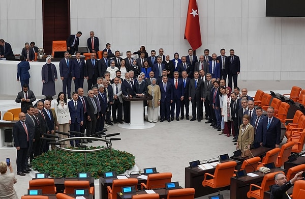 Muhalefetin tepki gösterdiği, 17 maddelik "Hayvanları Koruma Kanunu’nda Değişiklik Yapılmasına Dair Kanun Teklifi" TBMM Genel Kurulu'nda kabul edilerek yasalaştı.