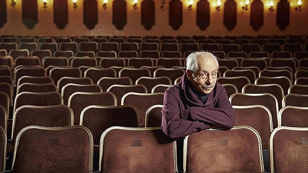 10. Türk tiyatrosunun ve sinemasının usta ismi Genco Erkal, 86 yaşında aramızdan ayrıldı. Erkal'dan geriye muhteşem oyunculuğunu sergilediği tiyatro oyunları ve filmler kaldı. Bu içerikte usta oyuncunun rol aldığı filmleri ve dizileri sizler için derledik.