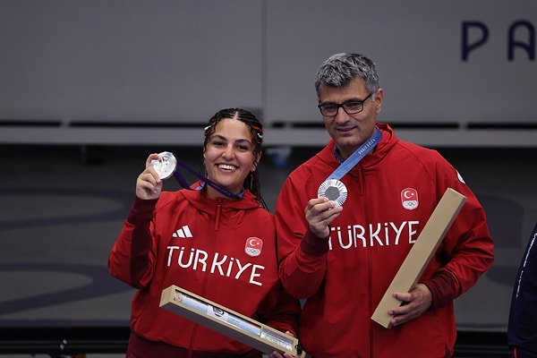 Milli gururumuz Yusuf Dikeç'in başarısı tüm dünyada yankılanırken,  Gençlik ve Spor Bakanı Osman Aşkın Bak da sosyal medya hesabından paylaşımda bulundu. Dikeç'in Olimpiyat pozunu tekrarladığı karede: 'Herkes ayağını denk alsın' notu dikkat çekti.