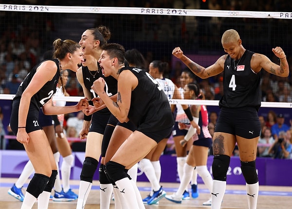 Olimpiyat Oyunları'ndaki ilk maçında Hollanda'yı 2-0 geriden gelerek 3-2 yenen milli takım, ikinci maçında Dominik Cumhuriyeti ile karşı karşıya geldi.