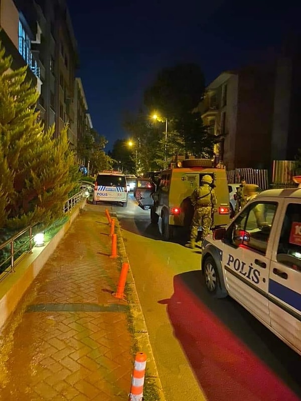 Olayın yaşandığı Güvenevler Mahalle Muhtarı Seviye Ardıç ise olaya ilişkin, "Azam aradı beni, mahalleden silah sesi geldiğini ve ambulansların, polis ekiplerinin olduğunu söyledi. Hemen geldim olay yerine. Polislerden ve mahalledeki insanlardan öğrendiğim Abdüllatif Şener'in oğlu olduğu. 4 el ateş edildiği söyleniyor. Bildiğimiz kadarıyla yaralının hastaneye gittiği ve orada vefat ettiğini söyleniyor" dedi.