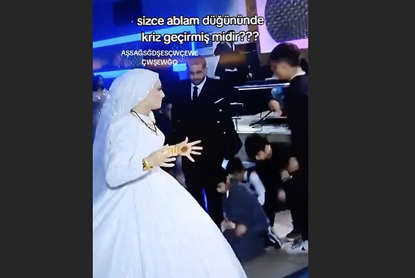 Dans sırasında bir akrabalarının üzerlerine saçtığı parayı almaya çalışan çocuklar dansı bölünce gelin biraz sinirlendi.