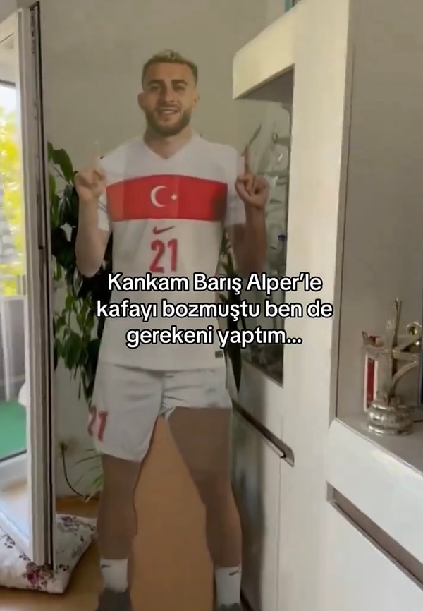 Önce futbolcunun boydan bir fotoğrafını çıktı aldı. Ardından ise el yeteneğini konuşturarak maket haline getirdi.