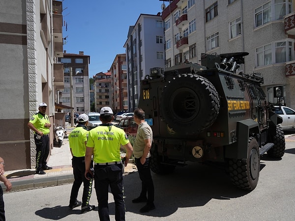 Rehin alınan anne S.B. ise oğlunun darp etmesi sonucu yaralandı. Olay yerinde ilk müdahalesi yapılan kadın, sağlık ekipleri tarafından hastaneye kaldırıldı.