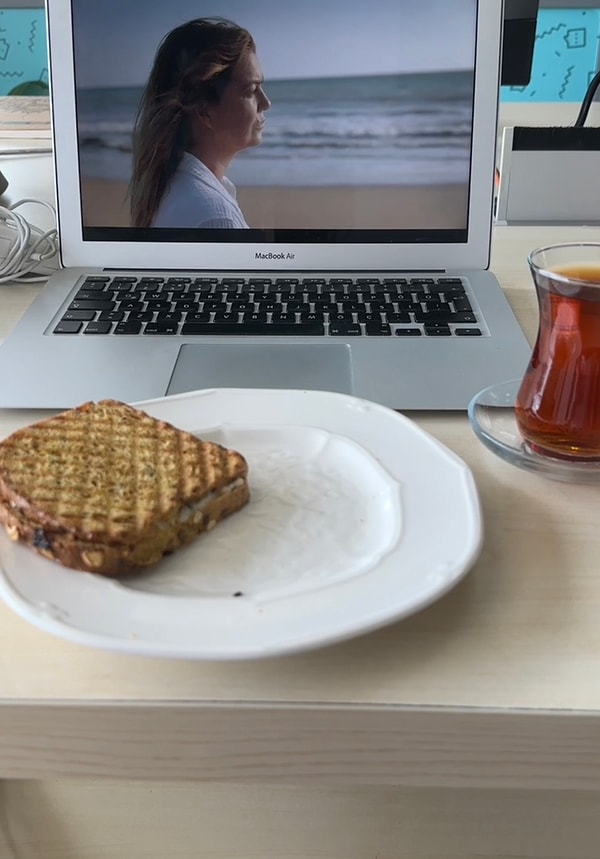 Üç aktarma yaparak işe gittiğini, kahve yerine çay içtiğini ve öğle yemeğinde de kendine tost hazırladığını anlattı.