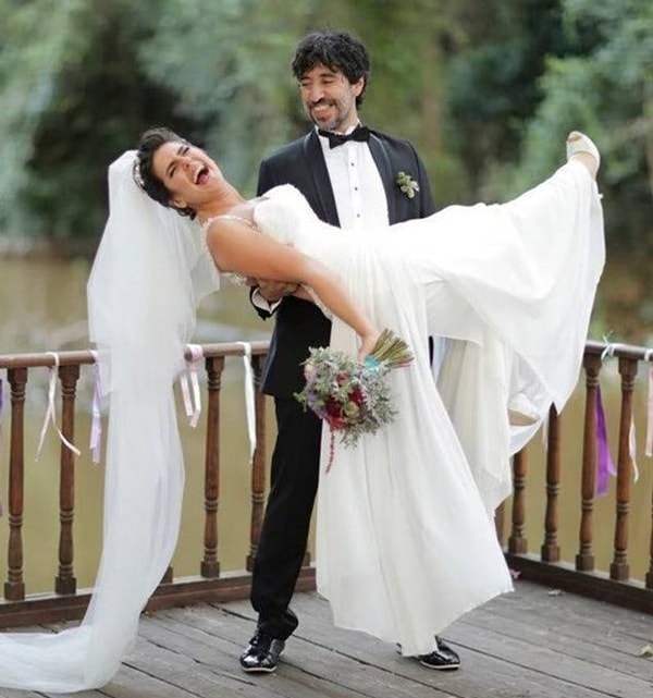 Programın bitmesinden sonra da magazin gündeminde kalmaya devam eden ünlü oyuncu, usta isim Levent Kırca'nın yönetmen oğlu Oğulcan Kırca ile nikah masasına oturmuştu.