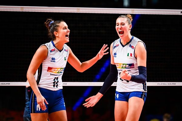 29-27, 25-18 ve 25-19'luk 3 set sonunda Hollanda'yı geçen İtalyanlar'da özellikle pasör çaprazı Ekaterina Antropova'nın performansı dikkat çekti.