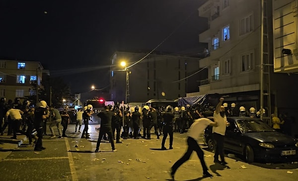 Kalabalığı dağıtmakta zorlanan polis ekipleri biber gazı kullanarak vatandaşları dağıttı. Gözaltına alınan Y.B. zırhlı polis aracıyla polis merkezine götürüldü.