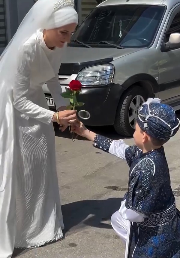 Çocuğun annesinin kuaförden çıkmasını bekleyip, ona gül vermesi tepki çekti.