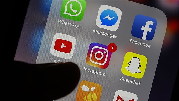 “Önde gelen kullanıcıların paylaştığı geniş ve ilginç içerikleri olan bir haber, tartışma ve sosyal medya platformu olan Reddit'te de 'Türkiye Instagram'ı engelledi' başlığının altında hem Türk hem de yabancı kullanıcılar tarafından tartışmalar gerçekleşti. Gönderilerde bazıları bu engelin doğru olduğunu savurunurken, bazı kullanıcılar ise ifade özgürlüğünün engellenmesi olarak yorumluyorlar.”