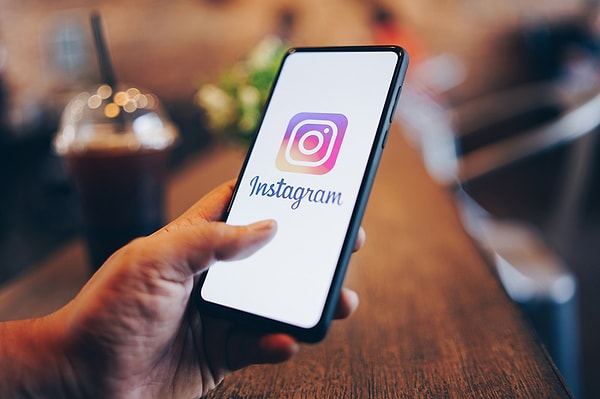 Kullanıcılar 'Instagram çöktü mü?' ve 'Instagram ne zaman açılacak?' gibi araştırmalar yaparken resmi kurumlardan gelecek açıklamalar da merakla bekleniyor.