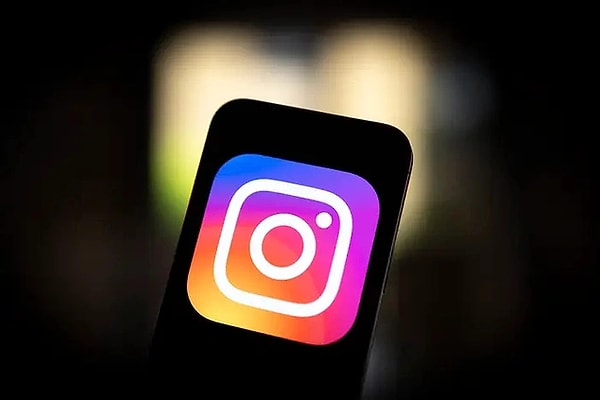 Biliyorsunuz ki Türkiye'de sosyal medya platformu Instagram'a erişim engellendi. Instagram’ın Türkiye’de kısıtlanması sadece ülkemizde değil tüm dünyada konuşulan bir konu haline gelmişken konuya dair birçok ünlü isimden de tepki geldi.