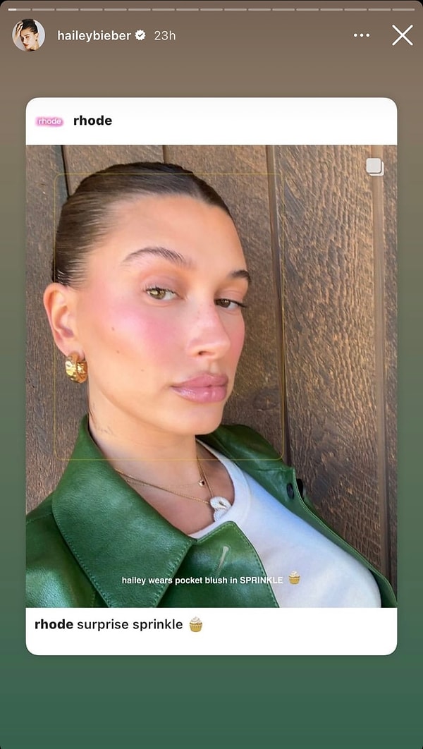 Hailey Bieber yaz makyajıyla ışıldadı.