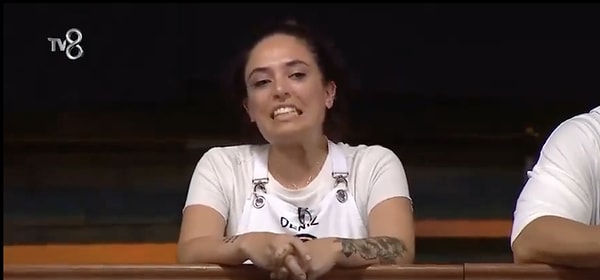 4. ve son grubun yarıştığı MasterChef'te şefler Deniz'e grubu nasıl bulduğunu sorarken, Deniz bu defa "Yorum yapmayacağım" deyip ardından yine eleştirilerine başladı.