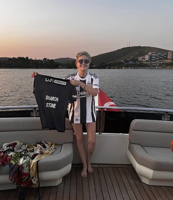 Bodrum ziyaretiyle çok konuşulan ABD'li aktris Sharon Stone, kendisine hediye edilen Beşiktaş formasıyla poz verdi.