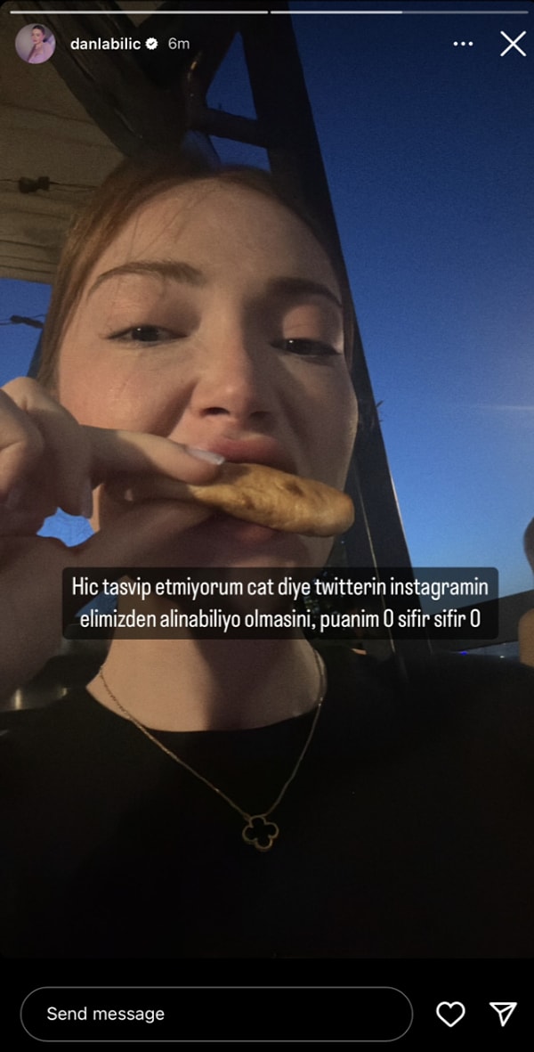 Tepkisini ise yine Instagram'dan göstermeyi tercih eden Danla Bilic, bir paylaşım yaparak paylaşımına "Hiç tasvip etmiyorum çat diye Twitter'ın Instagram'ın elimizden alınabiliyor olmasını, puanım sıfır 0 sıfır 0" notunu düştü.