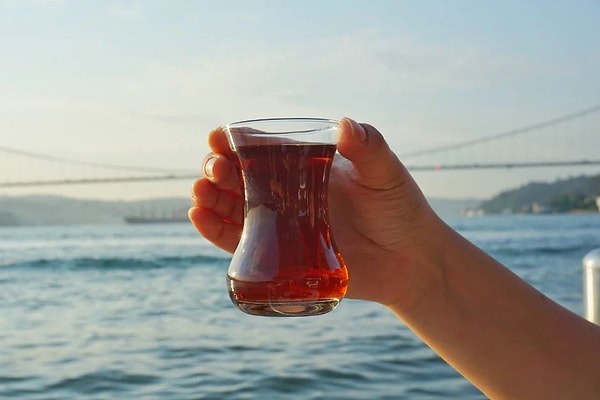 Sanayileşmenin de hız kazanmasıyla birlikte cam sanayi gelişiyor ve böylelikle kalın camlar yerini ince camlara, özellikle de küçük ve ince belli çay bardaklarına bırakıyor.