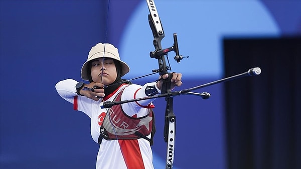 17 yaşındaki Elif Berra Gökkır, Japon Noda Satsuki karşısında 4-0 geriye düşmesine rağmen mücadeleyi bırakmadı ve 6-4 kazanarak çeyrek finale yükseldi.