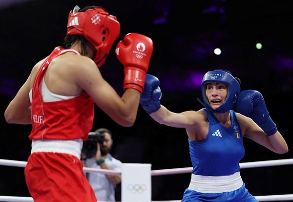 Paris 2024 Olimpiyat Oyunları kadınlar boks 66 kg kategorisi son 16 turunda İtalyan boksör Angela Carini, Cezayirli rakibi Imane Khelif karşısında aldığı ilk yumruğun ardından 46. saniyede maçtan çekilme kararı almıştı.