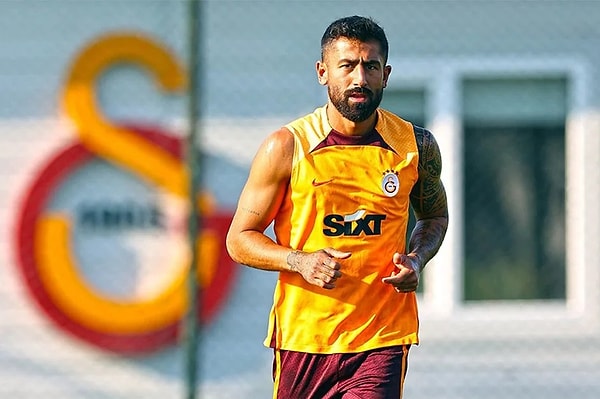 Galatasaray'ın 24. şampiyonluğunda büyük katkısı bulunan Kerem Demirbay son günlerde artan transfer söylentilerinden son derece rahatsız. Taraftarın ısrarla 8 numara bölgesine transfer talebi ve Galatasaray'ın transfer arayışlarına Kerem Demirbay, "Dayı" gibi cevap verdi.