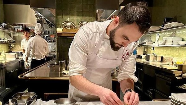 ABD'de Michelin Yıldızı'na sahip bir restoranda Sous Chef olan Kerem kariyerinde enfes bir ilerleme kaydederken, şimdilerde MasterChef'te hünerlerini sergiliyor.