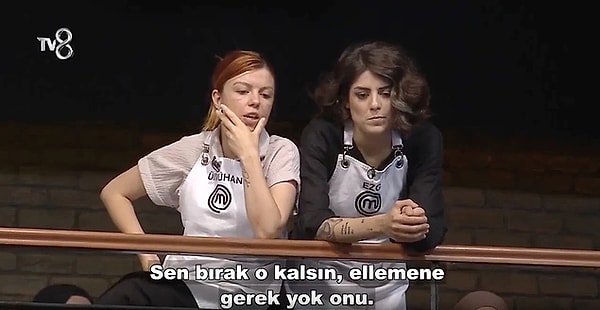 MasterChef Türkiye'de daha esas yarış başlamadan tartışmalar tüm hızıyla sürerken, son bölümde yarışmacılara tarif veren Ümmühan, Onur'un radarına takıldı.