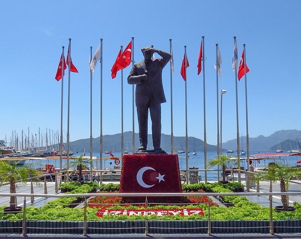 7. Atatürk Heykeli ve Meydanı