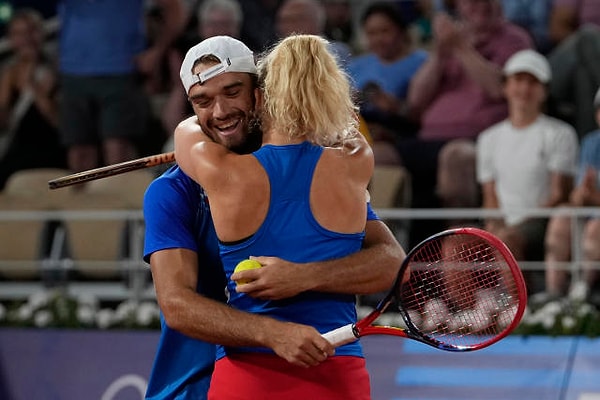 Ayrıldıkları halde Olimpiyatlarda beraber yarışacaklarını söyleyen çift, kazanılan zaferin ardından "hala beraber misiniz?" sorularına ise "bu bir sır" cevabını verdi.