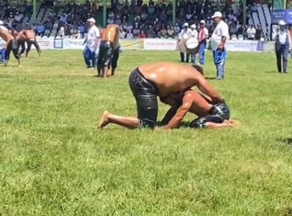 Aralarında siklet farkı olan iki pehlivanın mücadelesi kameraya alındı.