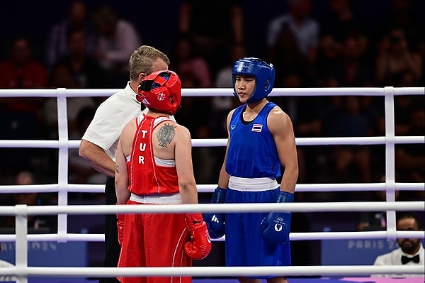 Busenaz Sürmeneli'yi eleyerek yarı finale yükselen Suwannapheng, cinsiyet tartışmalarıyla en çok konuşulan isimlerden oldu. Ancak sporcu ile ilgili şu ana dek alınmış bir karar yok. Aksine Imane Khalif'in diskalifiye edildiği turnuvada finale çıkan isim olduğu bilinen bir gerçek. Taylandlı boksörü eleştirenlere karşı durumun tamamen "görünümle" ilgili olduğunu söyleyenler de var.