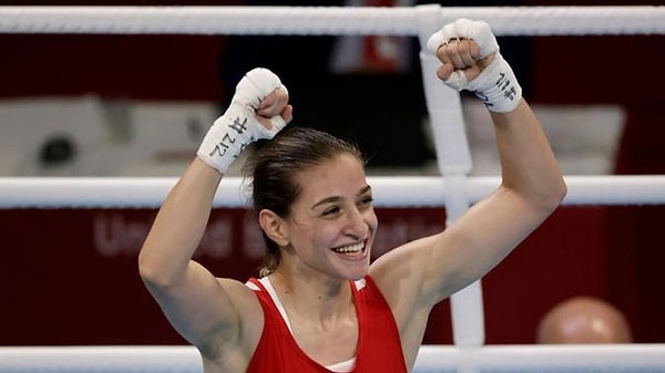 Olimpiyat ikincisi milli boksör Buse Naz Çakıroğlu, Fin sporcu Pihla Kaivo-Oja'yı 5-0 yenerek yarı finale çıktı ve madalyayı garantiledi.