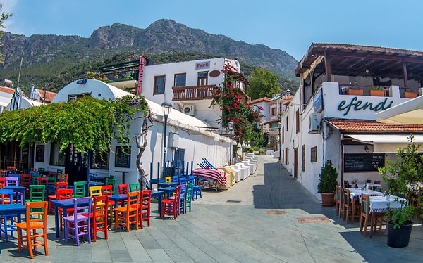 Kalkan'dan sonra, bohem ruhu ve benzersiz atmosferiyle Kaş'ı keşfetmek harika bir fikir olabilir.