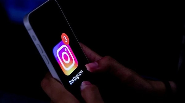 Ülkemizde en popüler sosyal medya platformlarından biri olan Instagram'a getirilen erişim engeli gündeme bomba gibi düşmüş durumda! Yalnızca ülkemizde değil pek çok dünya ülkesinde konuşulurken Instagram kısıtlamasının hala devam etmesi tepkileri de beraberinde getiriyor.