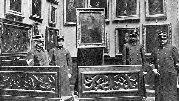 1911 yılında yaşanan olaylar ise 'Mona Lisa'yı dünyaca ünlü bir tablo haline getirdi. Tablo, "Aşılamaz!" denen Louvre güvenliğini aşan biri tarafından çalındı.