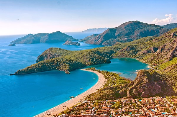 Ölüdeniz, doğal güzellikleri ve sakin atmosferiyle balayı tatilinizi huzurla dolduracak.