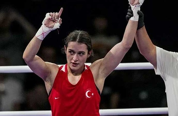 Paris 2024 Olimpiyat Oyunları’nda boks 57 kilogram çeyrek final müsabakasında Esra Yıldız Kahraman, Brezilyalı rakibi Jucielen Cerqueira Romeu’yu mağlup etti.