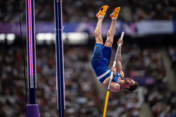 That was until Ammirati's genitalia made contact with the pole! After this unfortunate incident, the athlete ended up with an unsuccessful jump.