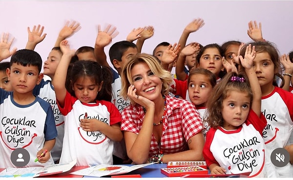 Instagram'ın sesimizi duyurduğumuz mecra olduğunu vurgulayan ünlü şarkıcı, "Yasaklar kime fayda getirmiş?  Üzerini örttüğümüz ne varsa altında kalırız!" dedi.