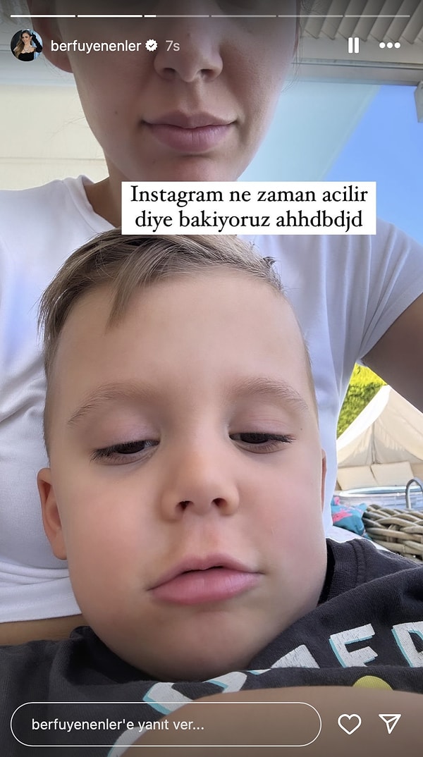 Berfu Yenenler, oğlu Mete'yle Instagram'ın nabzını tuttu.