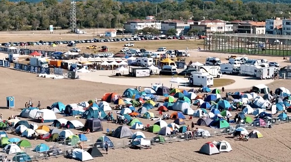 Yeniköy Sahili'nde buluşan kalabalık, alanda çadırlar kurup kamp da yaptı.