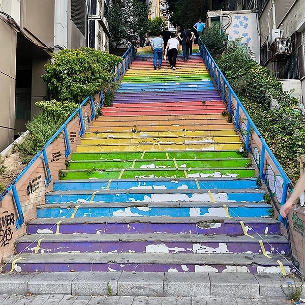 İstanbul'un Beyoğlu ilçesinde bulunan Cihangir merdivenleri, Filistin bayrağı renklerine boyandı. Ancak bayrağın yere çizilmesi muhafazakar camiayı da biraz kızdırmış gözüküyor.