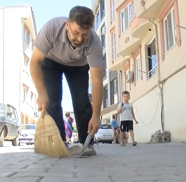 Kocabaş sokakları süpürerek temizleme alışkanlığının babasından "Herkes evinin kapısının önünü temizlemeli" mantığıyla ona geçtiğini dile getiriyor.