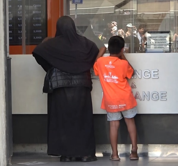 Aldığı paraları döviz bürosuna giderek bozduran kadın, kısa bir süre sonra gözden kayboldu. Turistlerden ne kadar para aldığı bilinmeyen dilencinin o anlar bir vatandaş tarafından kaydedildi.