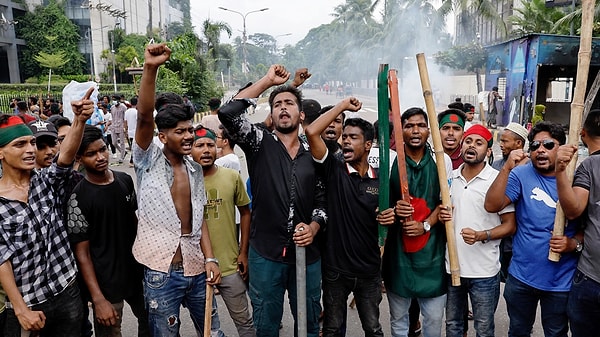 Bangladeş’te geçen ay kamu hizmeti veren kuruluşlarda çalışanlara ilişkin kontenjanların kaldırılması talebiyle başlayan protesto gösterileri, daha geniş çaplı hükümet karşıtı bir harekete dönüşmüştü.